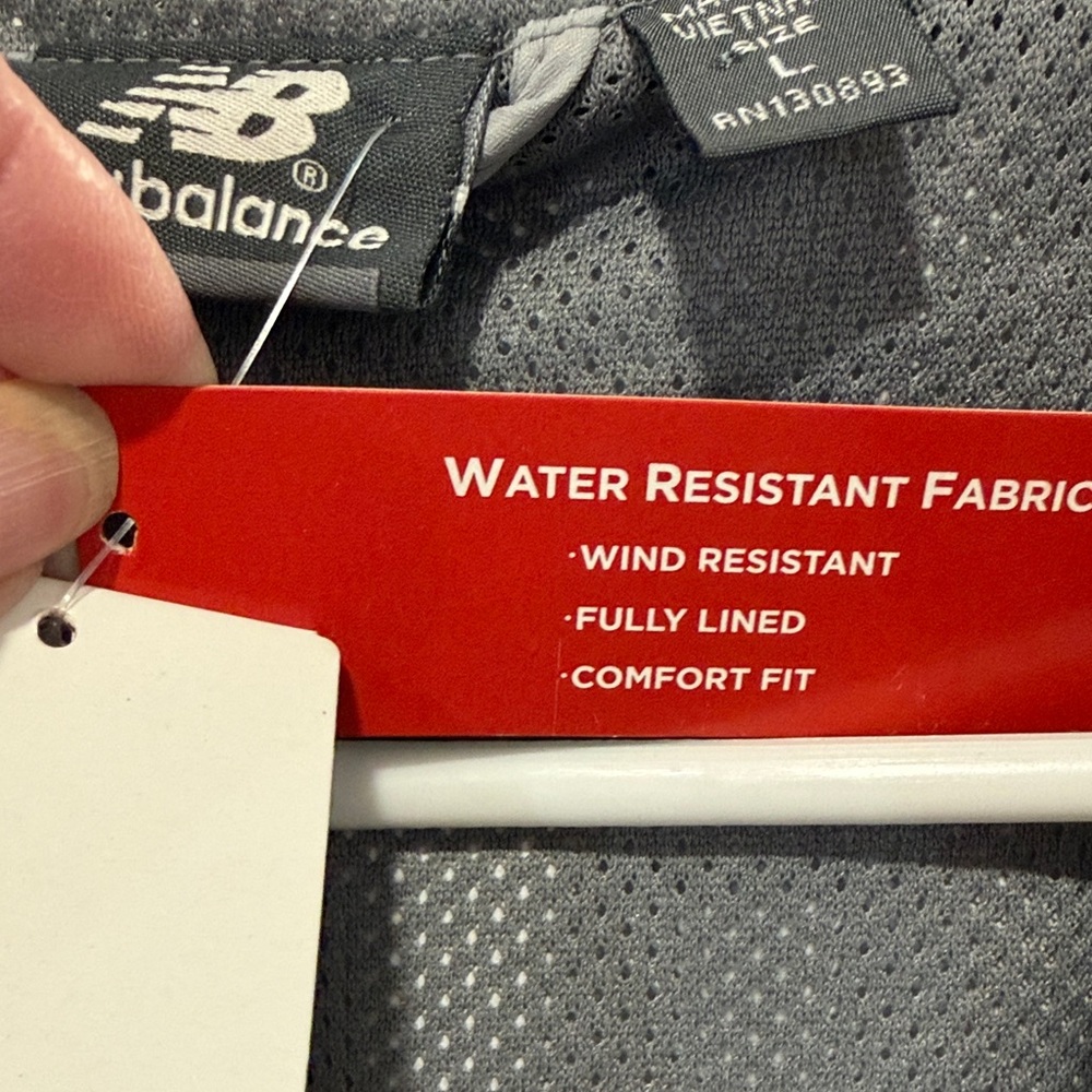 New Balance NWT  Light Gray all weather Jacket. Water & Wind Resistance - Picture 3 of 8